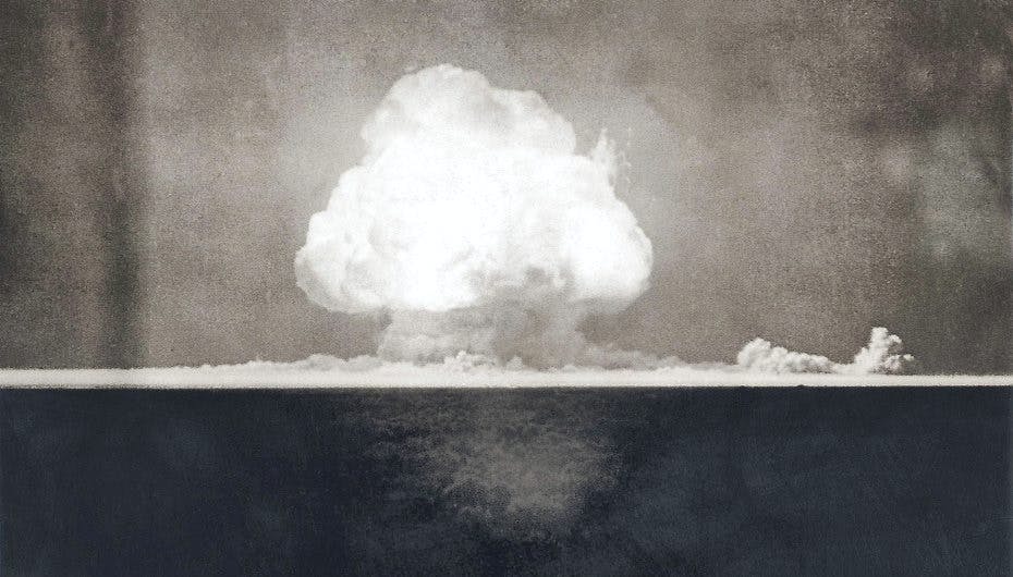 Forskere justerer det såkaldte ’dommedagsklokke’. Her er det billede af den første atomprøvesprængning 16. juli 1945. Billedet er taget ni sekunder efter, at atombomben blev bragt til sprængning