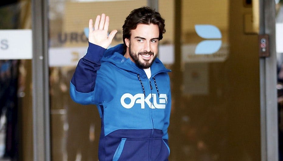 Fernando Alonso forulykkede 22. januar 2015. Her forlader han hospitalet