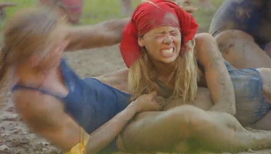 Piger bryder i mudder...