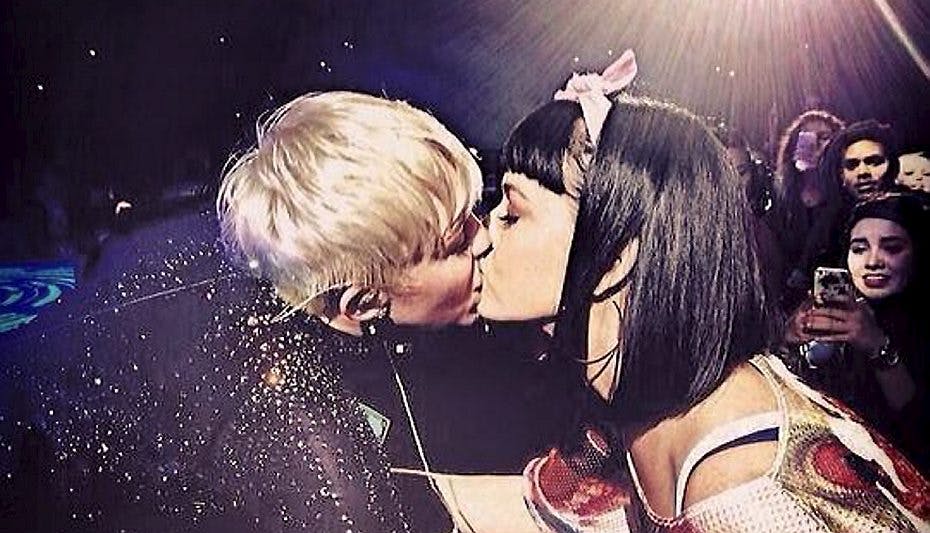 Miley Cyrus og Katy Perry ser ud til at nyde det.