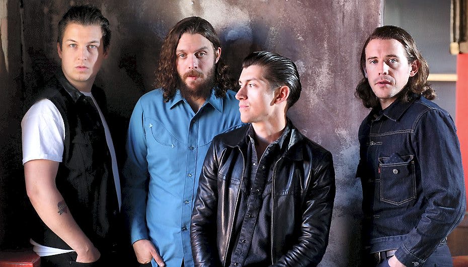 Arctic Monkeys deler vandene blandt anmeldere på Roskilde