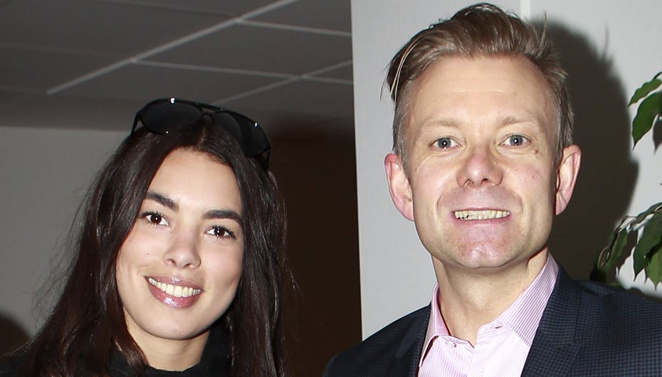 Casper Christensen og hans unge assistent Isabel har været på ferie sammen