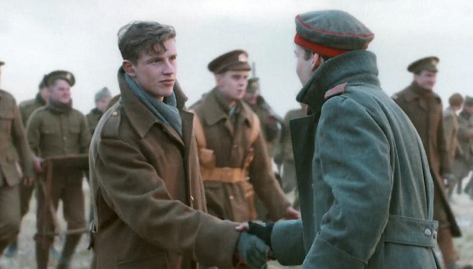 Krig og fred i juletiden bliver sat på prøve under 1. verdenskrig i denne reklamefilm.