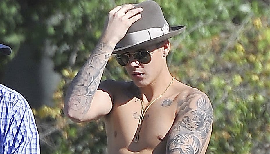 Justin Bieber til hest. Helt uden trøje på.