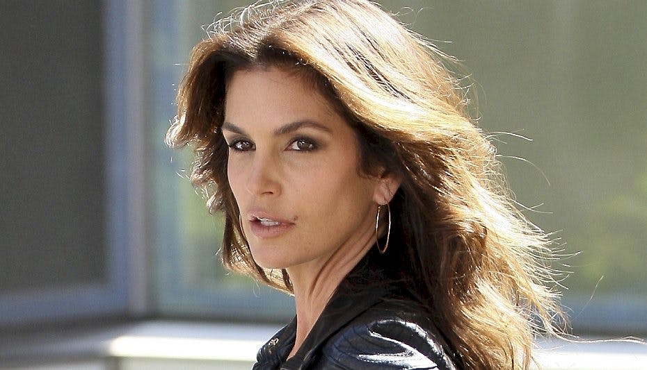 Cindy Crawford er stadig gudesmuk. Og det er pletten også