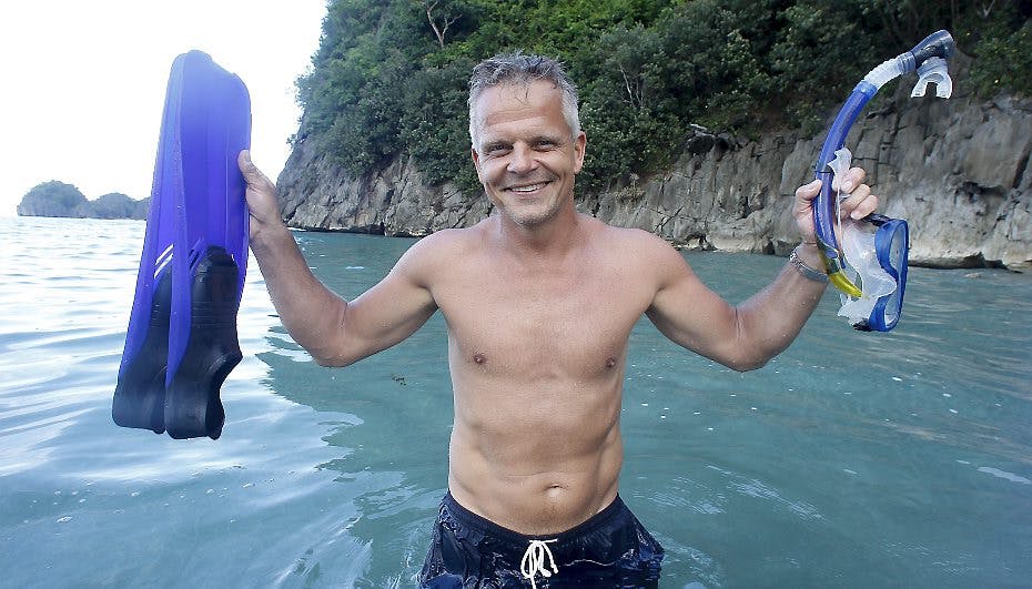 Jakob Kjeldbjerg elsker en svømmetur, men måtte på land efter at have mødt dræberfisk i Filippinerne. Se videoen.