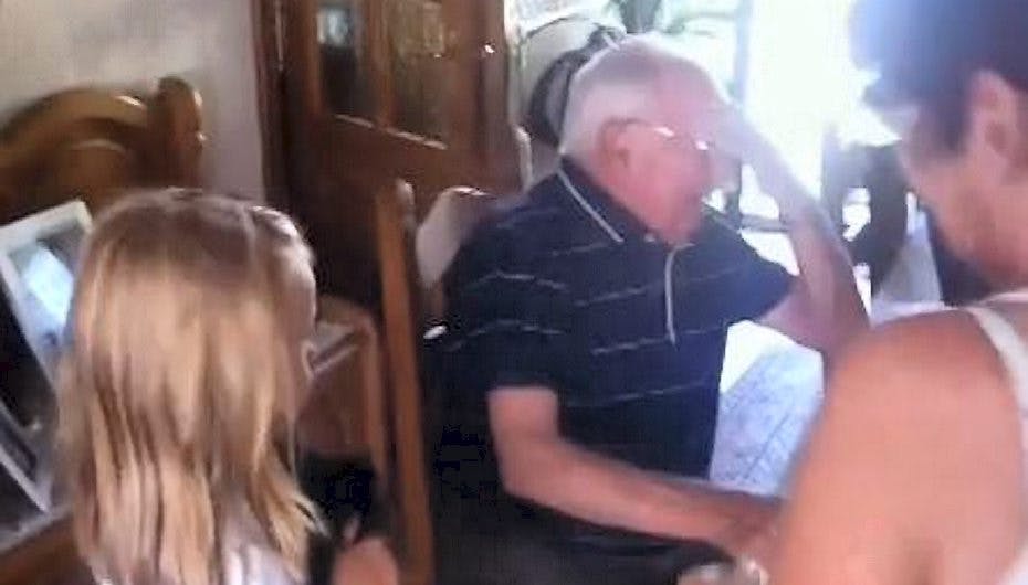 En bedstefar blev rørt til tårer, da familien ville glæde ham midt i sorgen