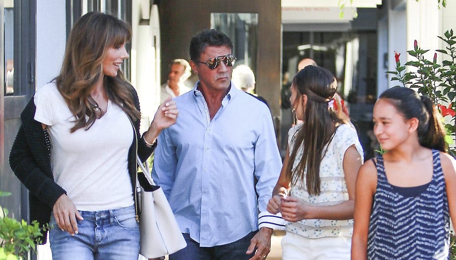 Sylvester Stallone, hustruen Jennifer Flavin og døtrene Scarlett, Sophia og Sistine på vej til familiefrokost.
