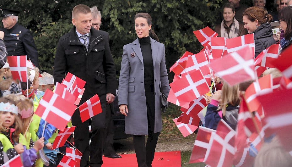 Marie blev mødt af et hav af dannebrog.