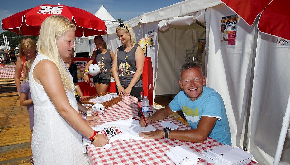 Bubber sad heldigvis i skyggen, da han skrev autografer