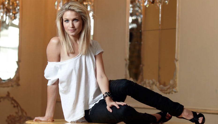 Bond-teamet er på jagt efter en lækker lagengymnast til James, og de har dejlige Christiane i kikkerten