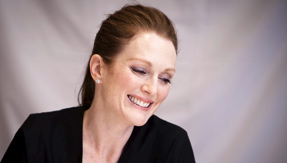 Trods sine 53 år er Julianne Moore stadig en smuk kvinde, så måske man skulle lytte til hendes skønhedsråd?