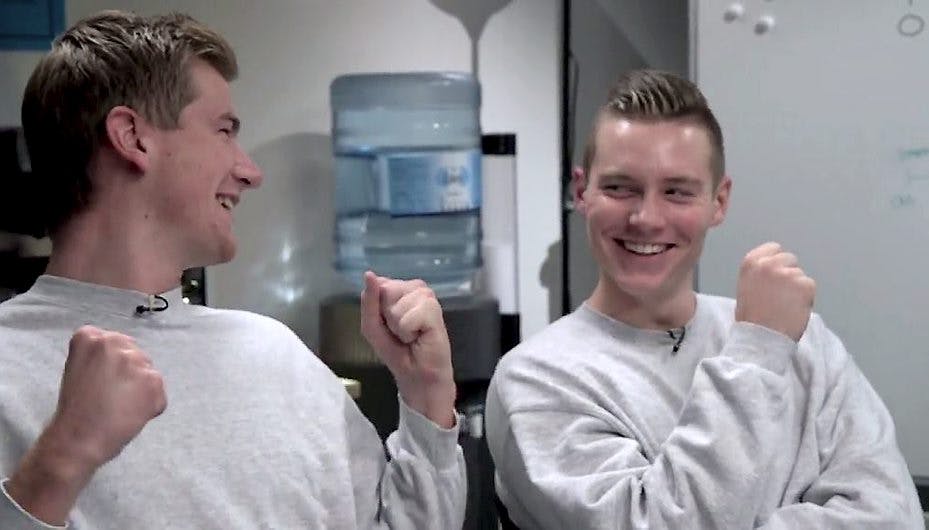 De to venner, Sebastian og Tobias, vandt kufferten med de 100.000 kroner.