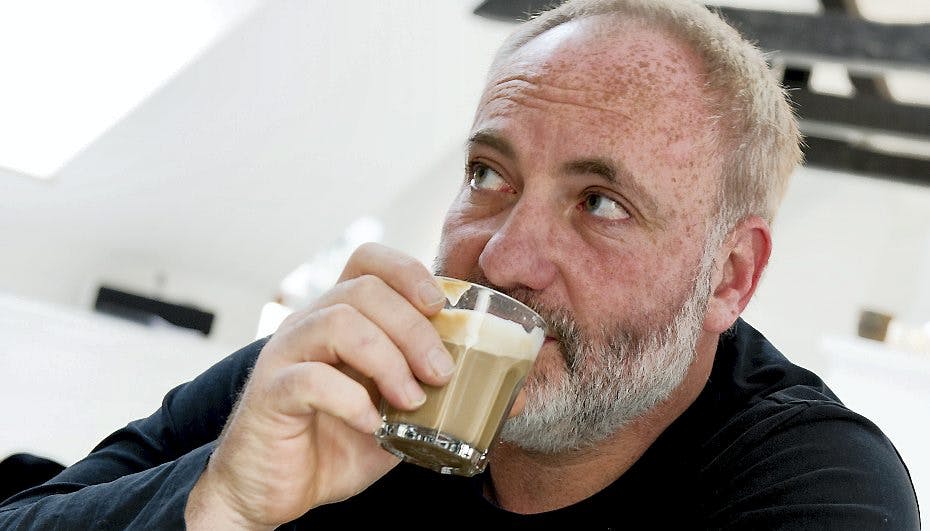 Kaffe, ja tak - alkohol, nix, ikke her. Kim Bodnia har truffet et valg.