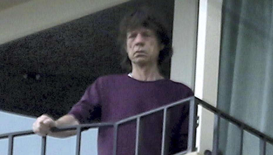 Mick Jagger beskyldes for at have gjort L'Wren Scotts begravelse til et mediecirkus.