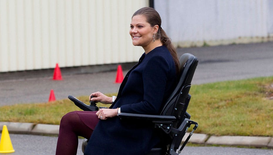Sådan ser det ud, når prinsesse Victoria ræser afsted i kørestol