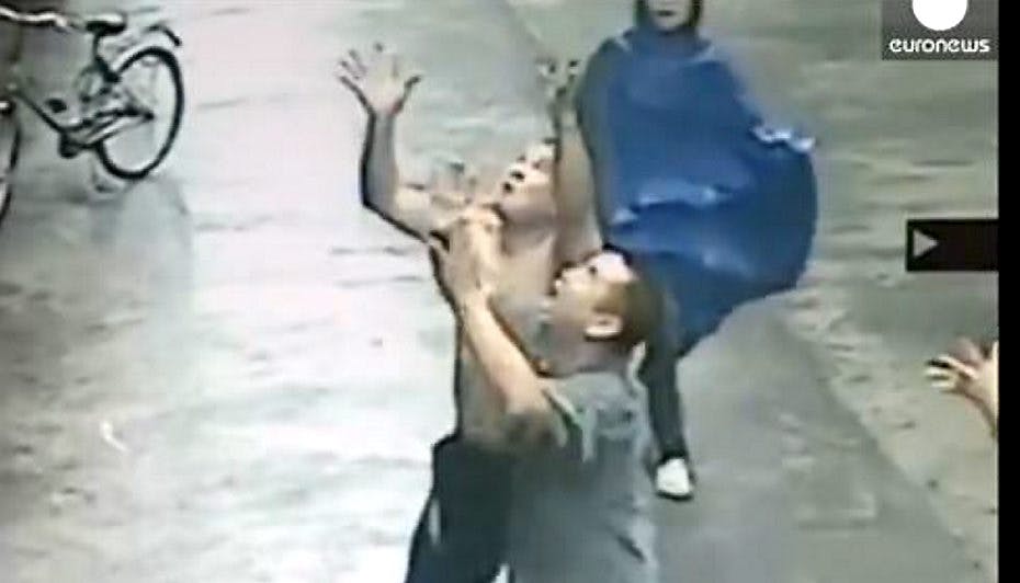 Flere løb hen for at se, om de kunne gribe en 1-årig, der faldt ud fra et vindue