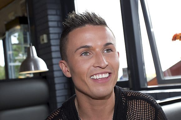 Gustav spiller banko til gavn for "Støt Brysterne"-kampagnen.