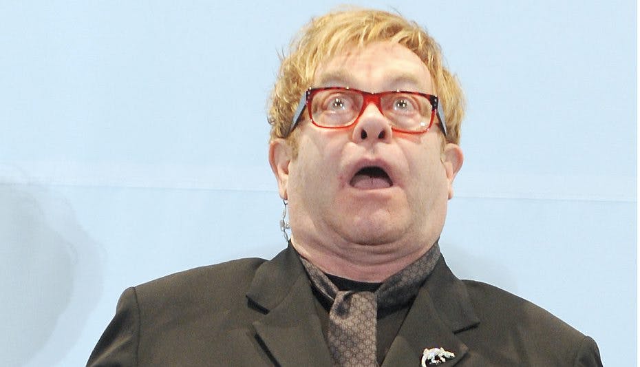 Måske så Elton John nogenlunde sådan ud i ansigtet, da han væltede bagover?