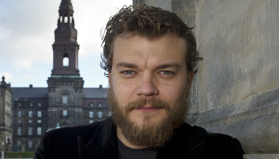 Pilou har fået et flot fuldskæg, og han elsker at gå amok i byen.