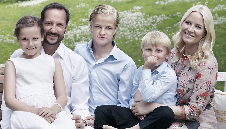 Ingrid Alexandra på skødet af kronprins Haakon, mens Mette Marit har Sverre Magnus på skødet.