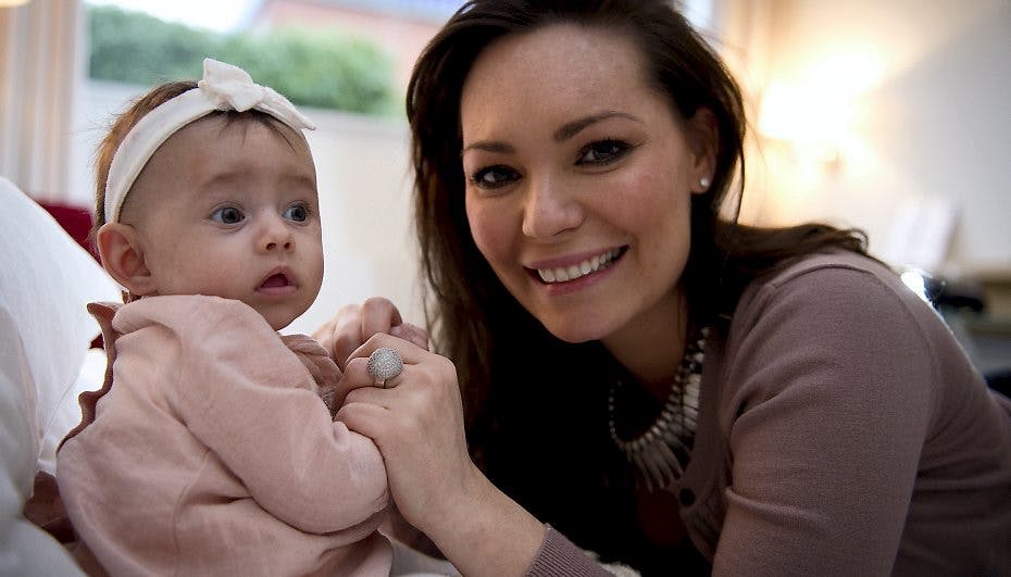 Mascha Vang med sin ni måneder gamle datter Hollie Nolia.
