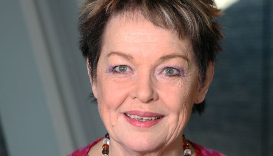 Ghita Nørby har følt sig nødsaget til at melde fra til teaterforestillingen "Skærmydsler" på grund af overbelastning.