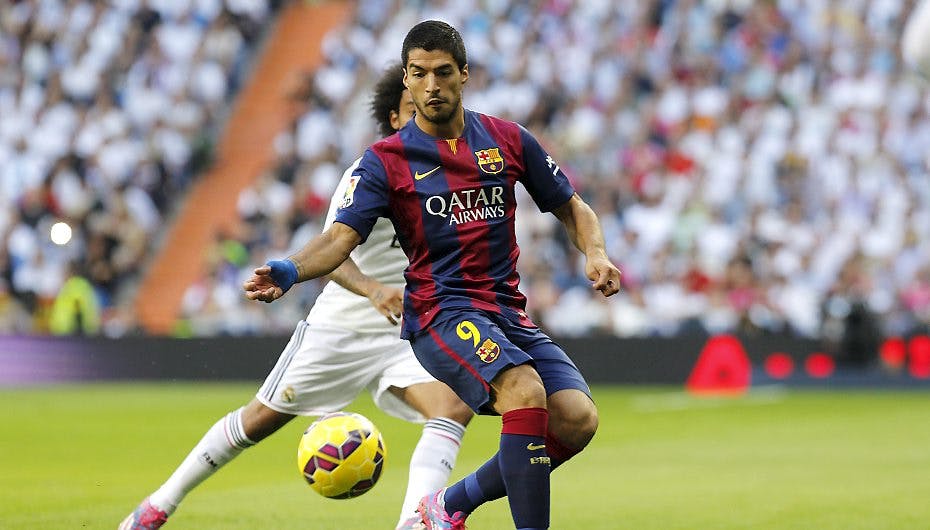 Suárez i kamp om bolden mod Marcelo fra Real Madrid
