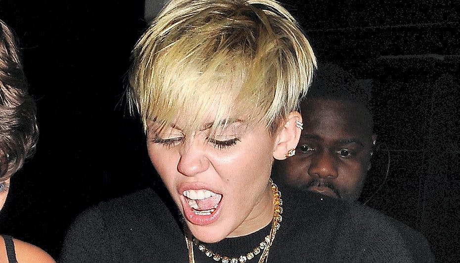 Miley Cyrus giver sine fans alt