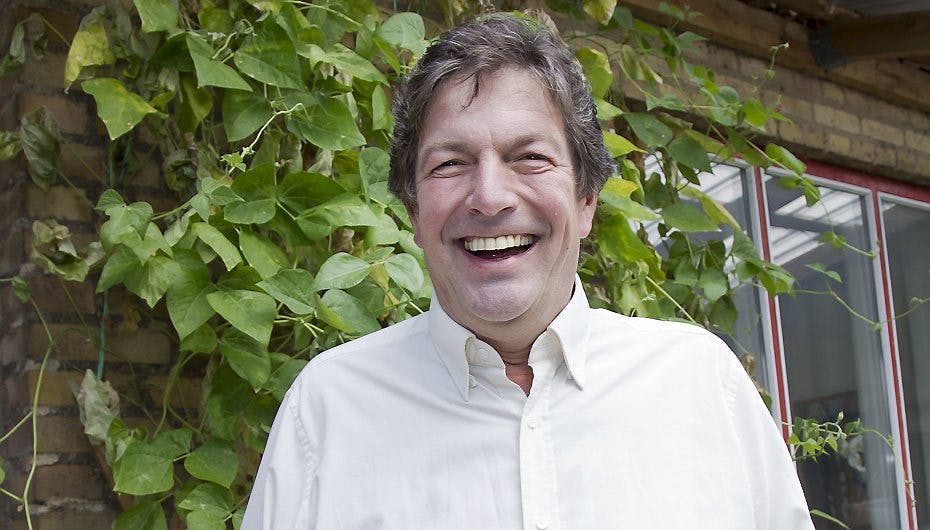 Ole Stephensen forsøger at gemme sig selv og sin flødebolle i aftenens udgave af "Masterchef".