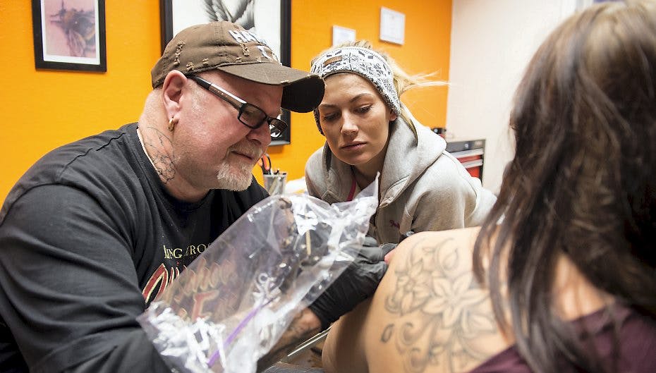 Pernille med mor Jane hos tatovøren i hjembyen Frederikshavn.