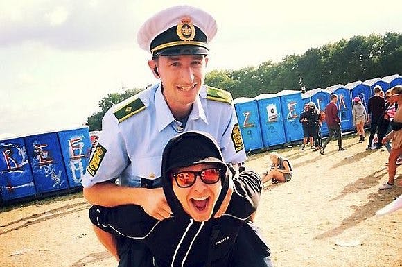 Når der ikke skal anholdes eller deles bøder ud, gør politiet på Roskilde Festivalen meget ud af at give festivalgæsterne en god oplevelse