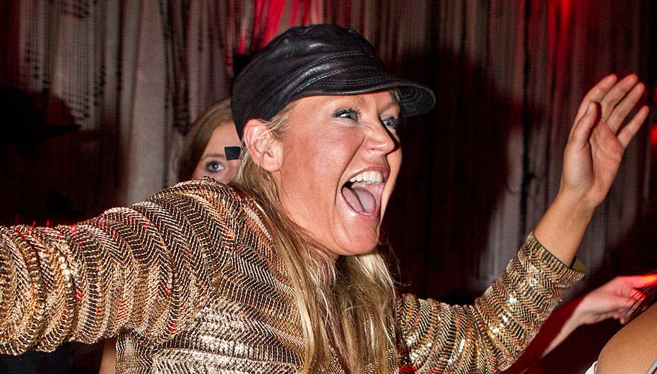 Amalies mor kan lide glitter og det gode liv i overhgalingsbanen, men pengepungen er tom