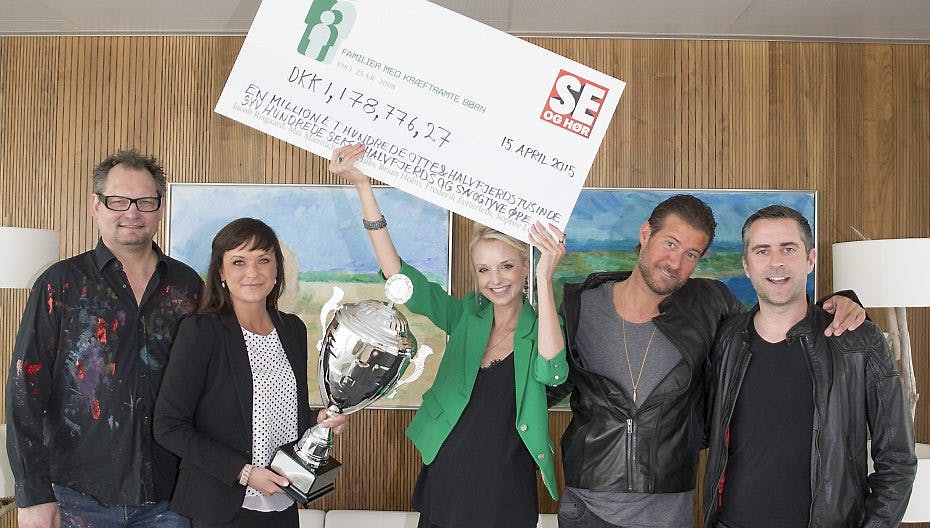 Mai Manniche løfter stolt den store check med det flotte fælles beløb, som hun har samlet ind sammen med Per Hillo, Sophie Løhde, Frederik Fetterlein og Jacob Risgaard.