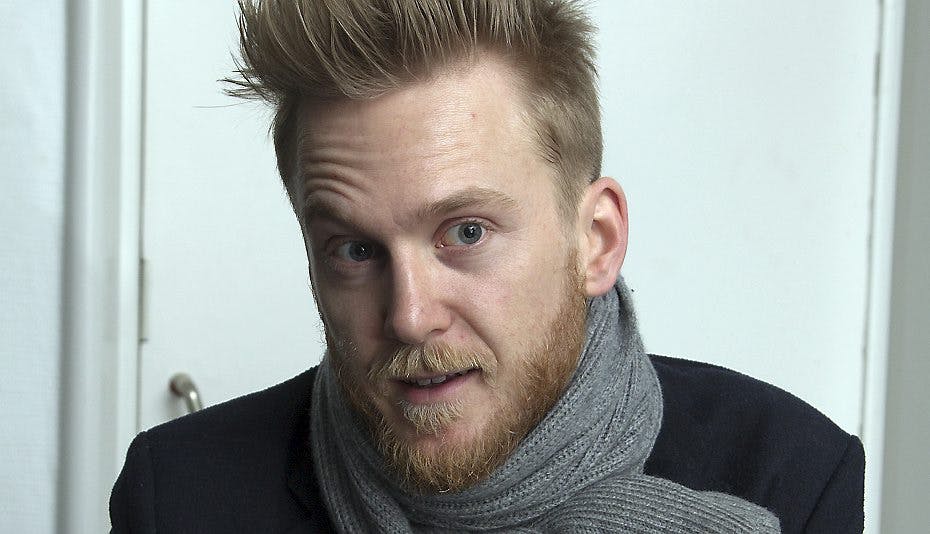 Huxi Bach er aktuel med sin andet one-man-show "Hjælp"