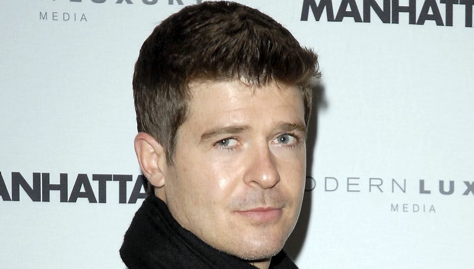 Mens tusindvis af piger hellere end gerne vil danse med ham til "Blurred Lines", drømmer Robin Thicke kun om Paula Patton