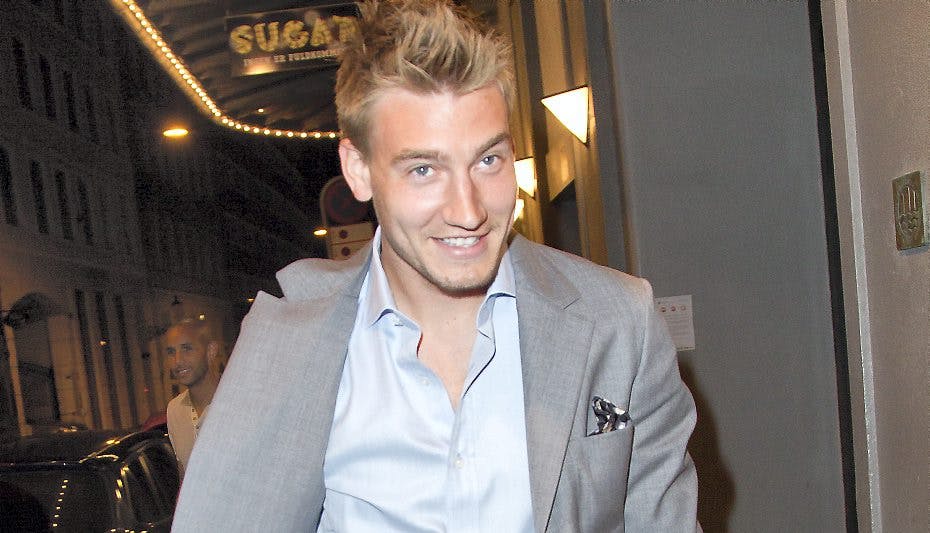 Samen med Nik og Jay indspiller Bendtner netop nu landsholdssangen "Vi vandt i dag"