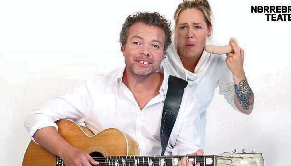 Linda P. driller Rasmus Nøhr på videoen, der reklamerer for forestillingen "Alle elsker kærlighed" på Nørrebro Teater.