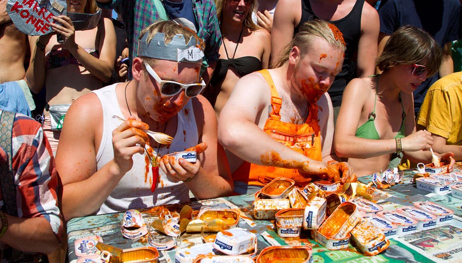 Sultne festivalgængere kastede sig frådende over dåserne