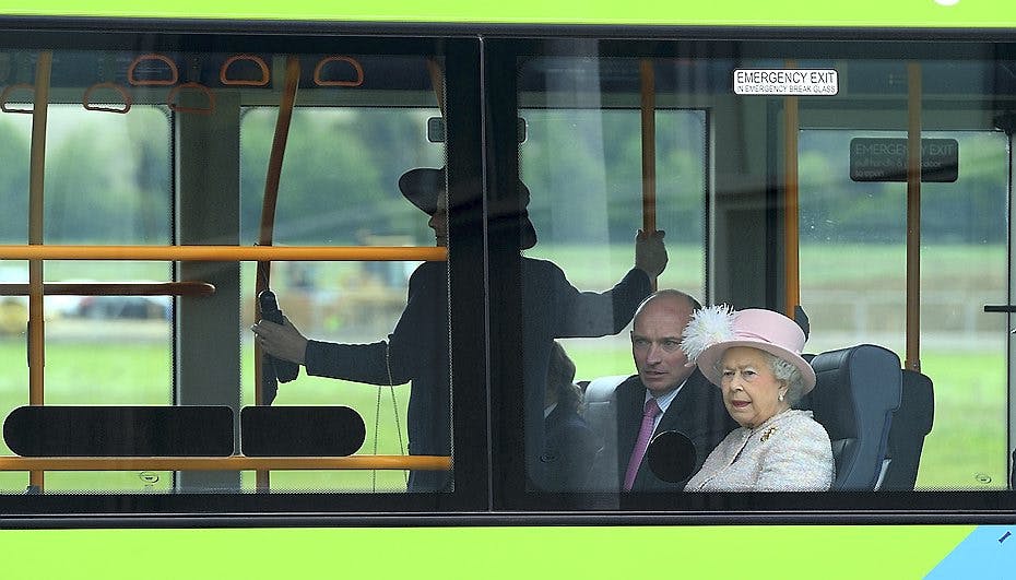 Dronning Elizabeth var et smut med bussen i går.