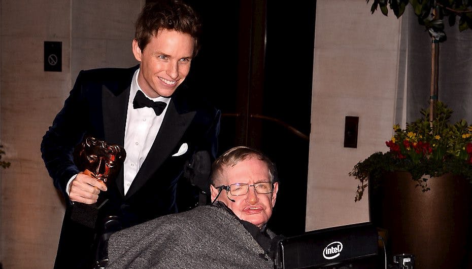 Eddie Redmayne på den røde løber med virkelighedens Stephen Hawking ved sin side