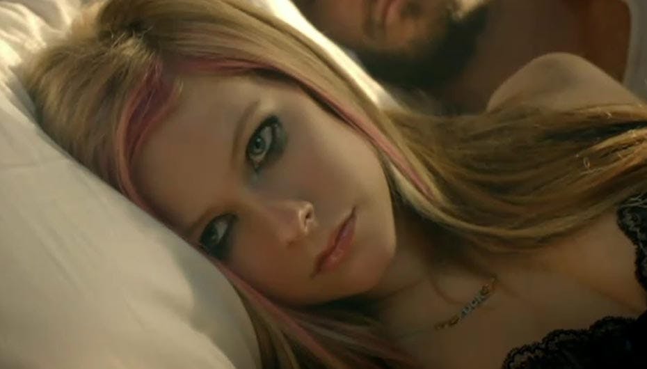 Avril Lavigne lader ikke meget være op til fantasien