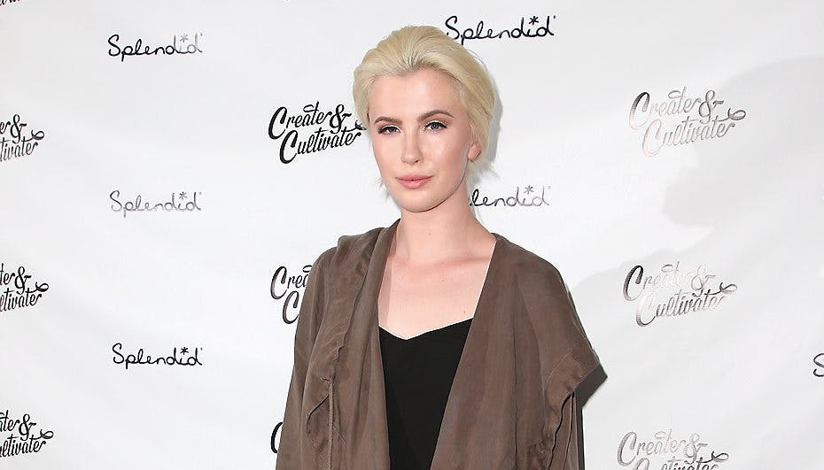 Ireland Baldwin arbejder som model