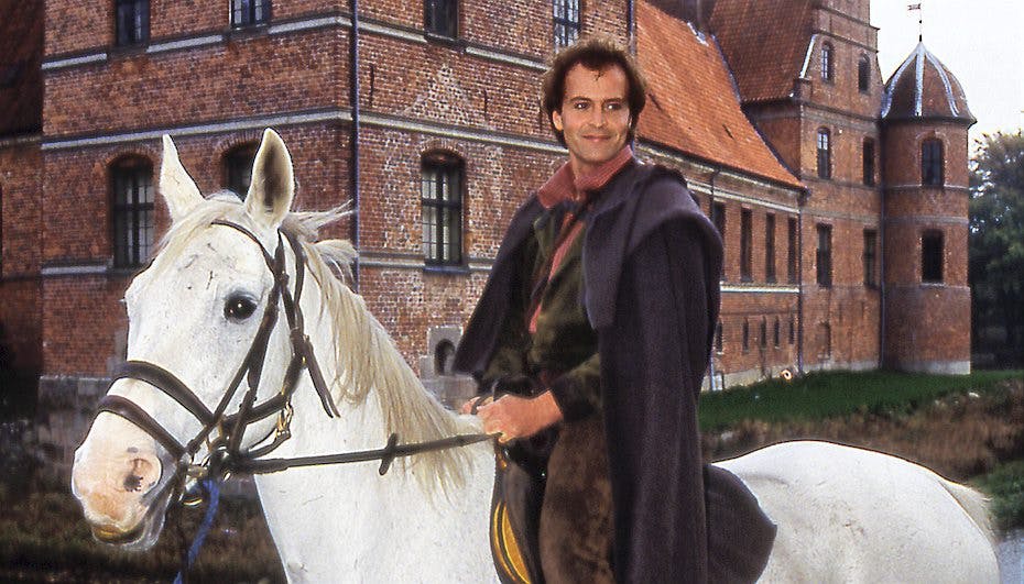 Kvinder i hele landet sukkede over Jens Zacho Böye på sin hvide hest i "Jul på slottet"