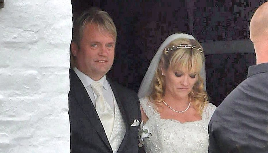 Kandis-Johnny blev i weekenden gift med sin Gitte ved et romantisk kirkebryllup.