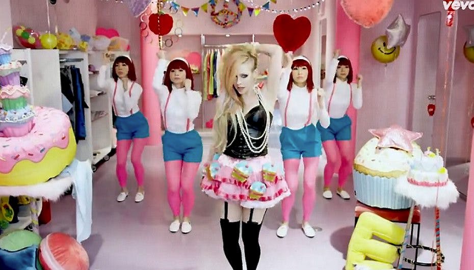 I videoen til "Hello Kitty" danser Avril Lavigne i en slikbutik.