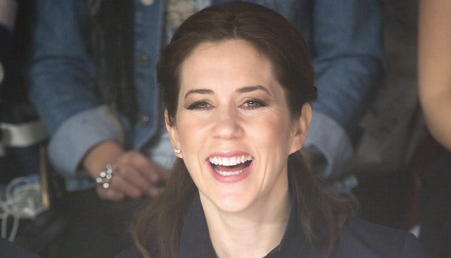 Kronprinsesse Mary har masser at grine ad. Hun er den mest populære af Kongehusets medlemmer.