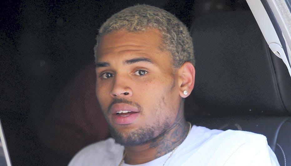 Chris Brown afsoner for at have slået sin ekskæreste Rihanna