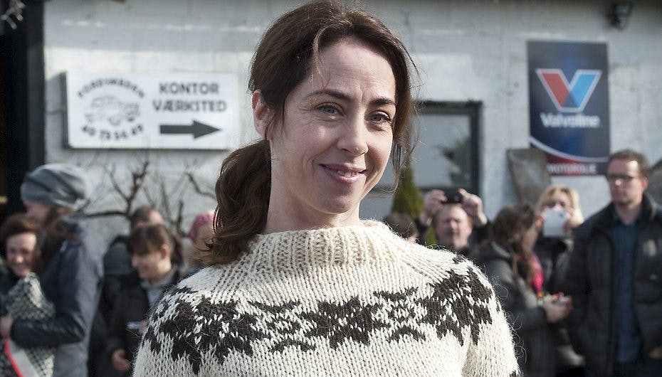 Sofie Gråbøl i den meget højhalsede, praktiske sweater.