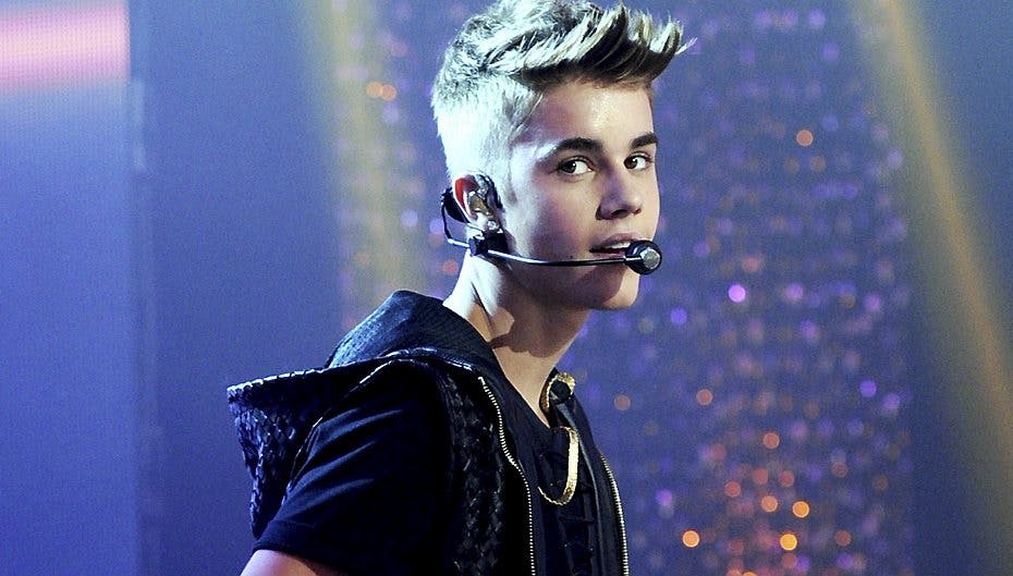 19-årige Justin Bieber skal være vært på et TV-show i februar.